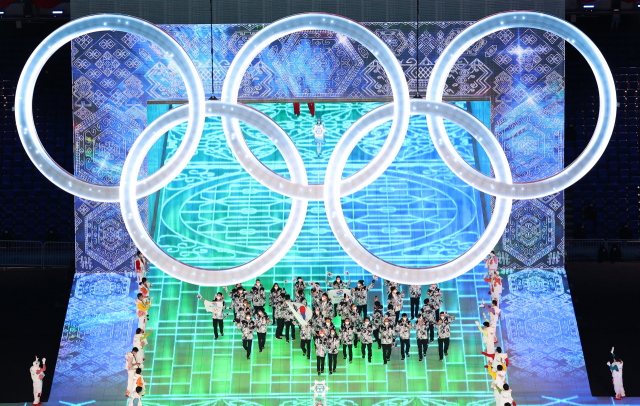 4일 중국 베이징 국립 경기장에서 열린 제24회 베이징 동계 올림픽 개막식에서 쇼트트랙의 곽윤기와 김아랑을 기수로 앞세운 한국 선수단이 입장하고 있다. 우리나라는 금메달 1~2개로 종합 15위 안에 든다는 목표를 잡았다. 연합뉴스