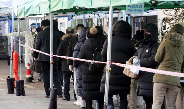 인천에 신종 코로나바이러스 감염증(코로나19) 확산세가 이어진 4일 오전 인천시 부평구 부평구보건소에 마련된 선별진료소에 검사를 받기 위해 기다리는 시민들이 줄지어 서 있다. /연합뉴스