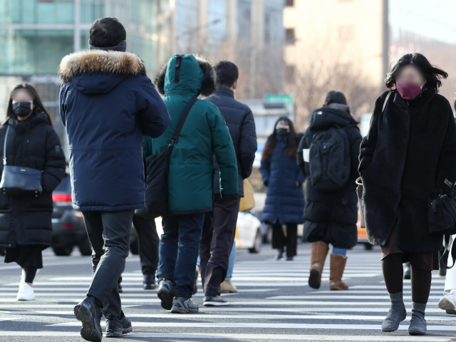 4일 오전 두꺼운 복장을 한 시민들이 서울 광화문역 인근 거리를 걷고 있다. 이날은 절기상 봄이 시작된다는 입춘이지만 전국 대부분 지역에는 강추위가 이어지고 있다./연합뉴스