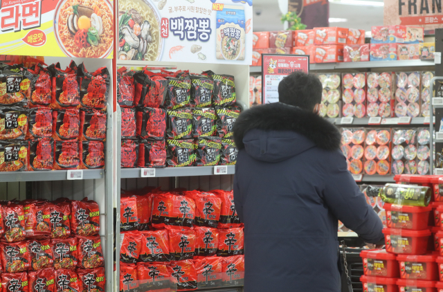 한 시민이 마트에서 라면을 고르고 있다. /연합뉴스