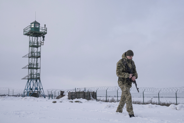 우크라이나 국경 수비대원이 국경을 순찰하고 있다. /AP연합뉴스