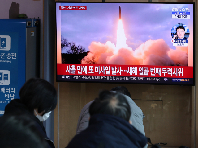 북한이 중거리탄도미사일 1발을 발사한 지난달 30일, 서울역에서 시민들이 관련 뉴스를 지켜보고 있다./연합뉴스