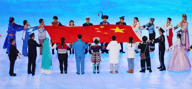 4일 오후 중국 베이징 국립경기장에서 열린 2022 베이징 동계올림픽 개회식에서 한복을 입은 한 참가자가 중국 국기인 오성홍기 입장식에 참여했다. /베이징=연합뉴스