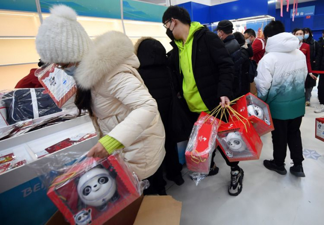 중국인들이 4일 2022 베이징 동계올림픽 공식 상품 매장에서 상품을 앞다퉈 고르고 있다. 신경보