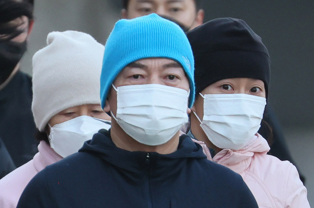 안철수 국민의당 대선 후보와 부인 김미경 서울대 교수, 딸 설희 씨가 5일 오전 서울 노원구 상계동 중랑천에서 '서울대 달리샤 러닝크루'와 함께 달리고 있다. /연합뉴스