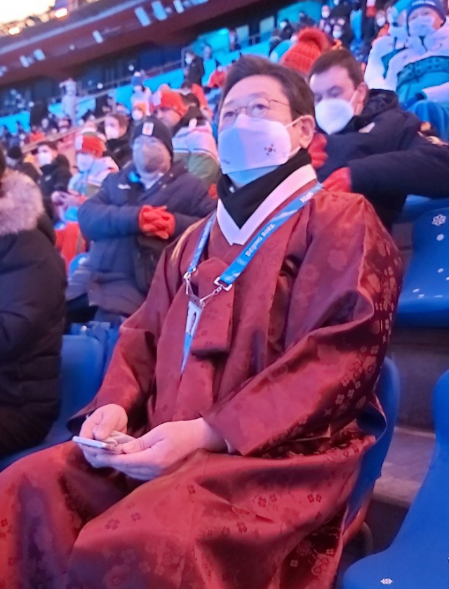 황희 문화체육관광부 장관이 4일 오후 중국 베이징 국립경기장에서 열린 2022 베이징 동계올림픽 개회식에 한복을 입고 참석했다.