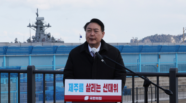 윤석열 국민의힘 대선 후보가 5일 제주 해군기지가 있는 제주 서귀포시 강정마을을 방문해 고 노무현 전 대통령을 기리고 국민 통합을 강조하는 입장문을 발표하고 있다./연합뉴스