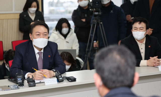 노무현 떠올리며 울컥한 윤석열 “국민통합 시작은 강정마을부터”