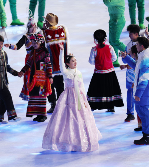 4일 오후 중국 베이징 국립경기장에서 열린 2022 베이징 동계올림픽 개회식에서 한복을 입은 한 공연자가 등장해 손을 흔들고 있다. /베이징=연합뉴스