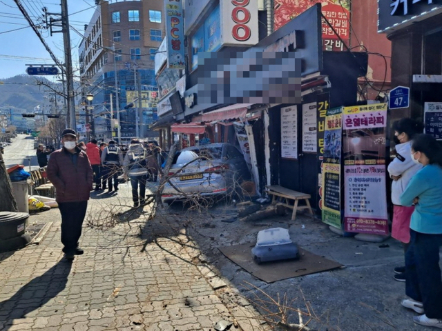 5일 낮 택시 한 대가 서울 중랑구 동원시장으로 돌진했으나 다행히 인명피해는 없었다. /연합뉴스