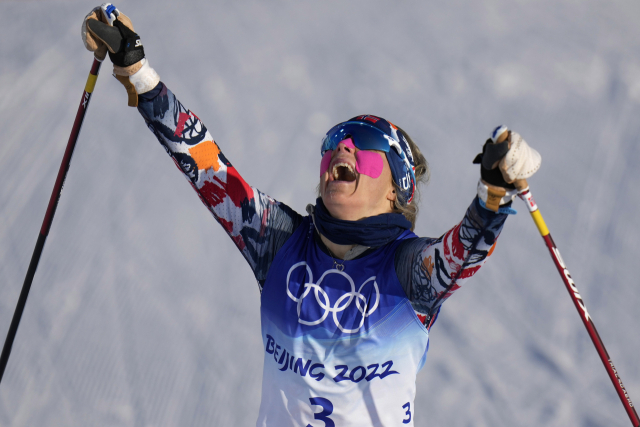 노르웨이의 테레세 요헤우가 베이징 동계올림픽 스키 여자 크로스컨트리 15㎞ 스키애슬론 경기에서 1위로 결승점을 통과하며 환호하고 있다./AP연합