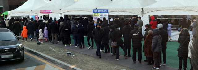 5일 오전 영하의 강추위에도 송파구보건소 선별진료소 앞에는 코로나19 검사를 기다리는 시민들이 장사진을 이루고 있다. 중앙방역대책본부는 이날 0시 기준 코로나19 확진자가 3만6362명이라고 발표했다. /연합뉴스