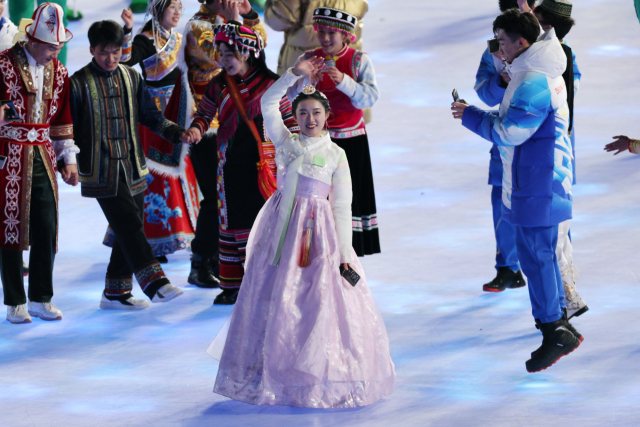 지난 4일 2022 베이징 동계올림픽 개막식에서 한복을 입은 한 공연자가 중국 56개 소수민족 대표 중 한 명으로 출연해 손을 흔들고 있다. / 연합뉴스