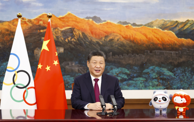 시진핑 중국 국가주석이 지난 3일 베이징에서 열린 제139차 국제올림픽위원회(IOC) 총회 개막식에서 화상으로 연설하고 있다. /연합뉴스