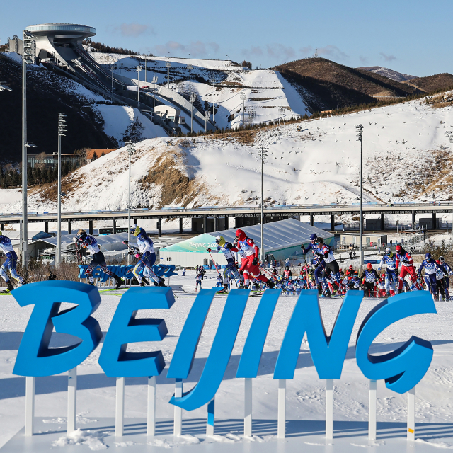 5일 오후 중국 허베이성 장자커우 국립 크로스컨트리 스키 센터에서 열린 2022 베이징 동계올림픽 크로스컨트리 스키 여자 7.5km+7.5km 스키애슬론 경기에서 선수들이 단체로 출발하고 있다. /연합뉴스