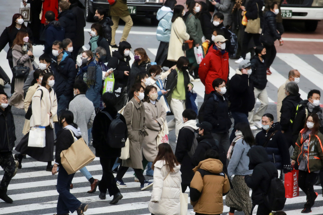일본의 신종 코로나바이러스 감염증(코로나19) 확진자가 지난 3일 사상 처음 10만명을 넘어서며 역대 최다를 경신했다. 사진은 지난달 19일 도쿄의 한 교차로가 마스크를 쓴 시민들로 붐비고 있는 모습. /AP연합뉴스