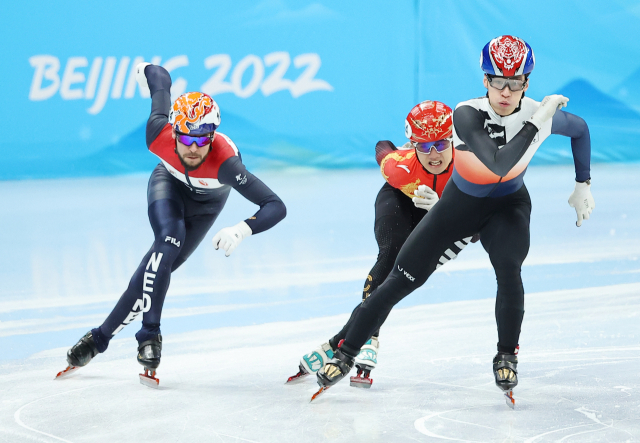 쇼트트랙 남자 1000m 예선에서 선두로 레이스를 주도하는 황대헌(오른쪽). 연합뉴스