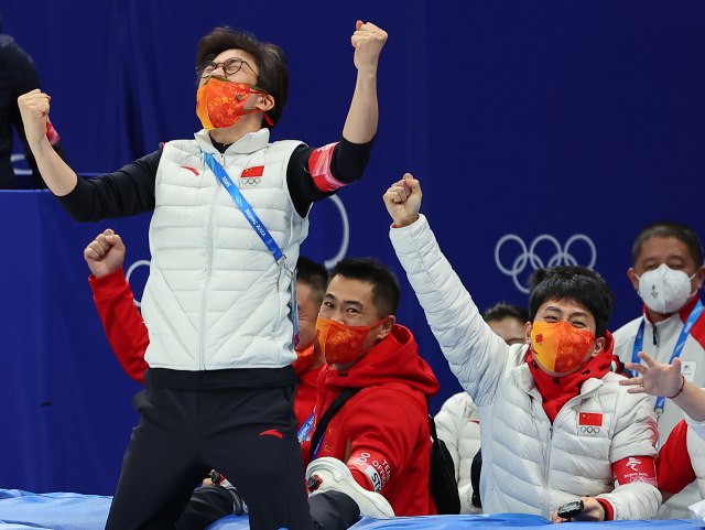 중국의 쇼트트랙 혼성계주 금메달에 환호하는 김선태(왼쪽) 감독과 빅토르 안(안현수) 기술 코치. 연합뉴스