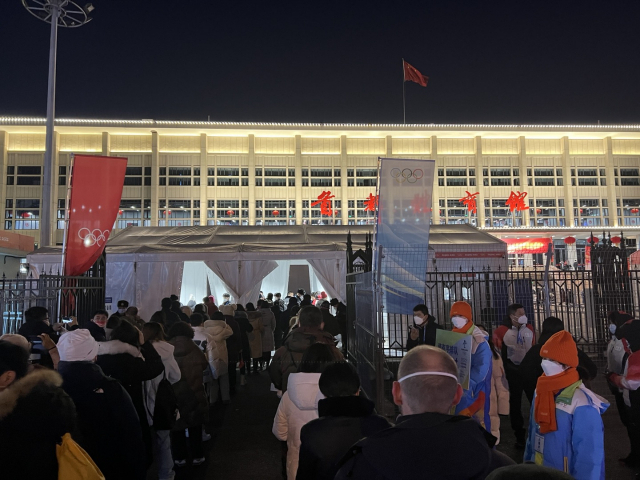 베이징 캐피탈 실내경기장에서 5일 열린 쇼트트랙 경기 관람을 위해 경기장 입장 전 신분 확인 과정을 거치고 있다. 김광수기자