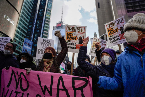 5일(현지 시간) 뉴욕 맨해튼 타임스퀘어 인근에서 미군의 우크라이나 사태 개입을 반대하는 시위가 펼쳐졌다. AFP연합뉴스