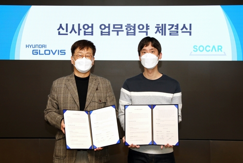 김정훈(왼쪽) 현대글로비스 대표와 박재욱 쏘카 대표가 6일 서울 성수동 현대글로비스 사옥에서 ‘신사업 제휴에 관한 포괄적 업무협약(MOU)’을 체결하고 있다. 사진 제공=현대글로비스