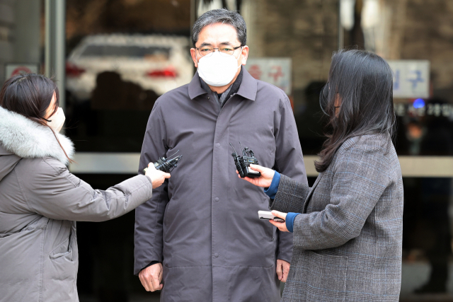 곽상도 전 국회의원이 4일 오후 영장실질심사 후 서울중앙지법을 나서고 있다. /연합뉴스