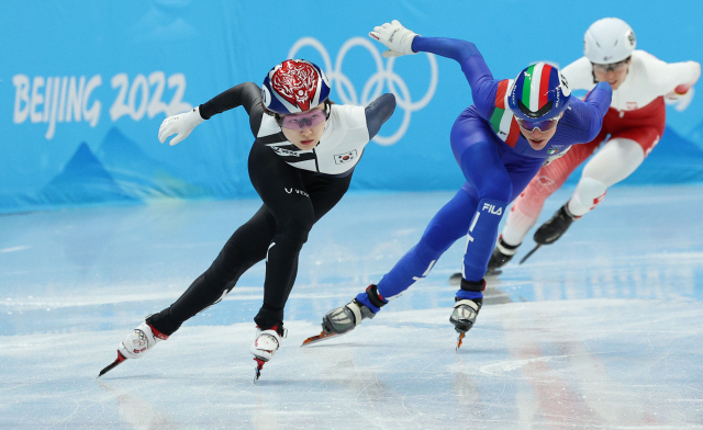 여자 500m 예선경기에서 질주하는 최민정(왼쪽). 연합뉴스