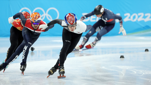 남자 1000m 예선에 출전한 황대헌(오른쪽 두 번째). 연합뉴스