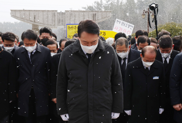 윤석열 국민의힘 대선 후보가 6일 광주 북구 국립 5·18 민주묘지를 찾아 참배하려다 피켓시위 중인 5월 어머니들에 막혀 추모탑 입구에서 묵념으로 참배를 대신하고 있다. /연합뉴스