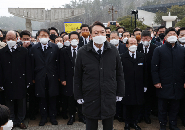 윤석열 국민의힘 대선 후보가 6일 오후 광주 북구 국립 5·18 민주묘지를 찾아 참배하려다 피켓시위 중인 5월 어머니들에 막혀 추모탑 입구에서 묵념으로 참배를 대신하고 있다./연합뉴스