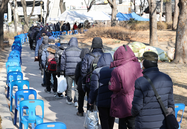 서울 종로 탑골공원 무료급식소에 노인들이 길게 줄을 서 있다. /연합뉴스