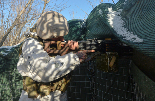 5일(현지 시간) 한 우크라이나 군인이 총을 겨누고 있다. /로이터연합뉴스