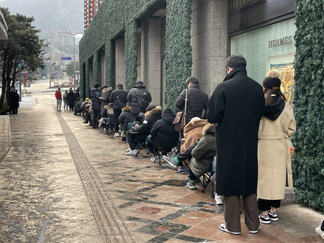 지난 1월 2일 오전 서울 중구 신세계백화점 본점 앞에 생겨난 명품 구매 대기줄. 사진= 신미진 기자