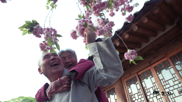 마가스님과 그의 어머니가 벚꽃을 보며 즐거운 한때를 보내고 있다. 스님은 다리가 불편한 어머니를 위해 올 봄 서울 현성정사에서 시골의 작은 사찰로 거처를 옮기기로 했다.