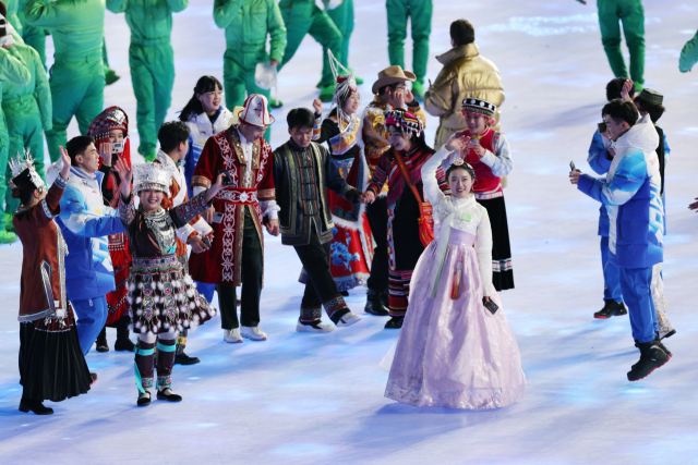 4일 중국 베이징 국립경기장에서 열린 2022 베이징 동계올림픽 개회식에서 한복을 입은 한 공연자가 손을 흔들고 있다./베이징=연합뉴스