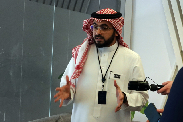 지난 2일(현지 시간) 파리스 알사콰비 사우디아라비아 정보통신기술부 미래일자리 및 업무능력부 차관보가 ‘LEAP 2022’ 행사에 참여한 기자들과 인터뷰를 진행하고 있다. 사진 제공=LEAP 2022