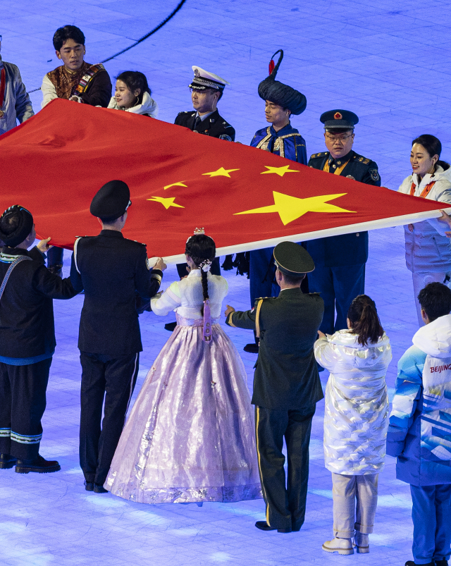 지난 4일 오후 중국 베이징 국립경기장에서 열린 2022 베이징 동계올림픽 개회식에서 중국의 56개 소수민족의 하나인 조선족을 대표하는 여성이 한복 복장으로 등장해 중국의 오성홍기를 옮기고 있다. 베이징=연합뉴스