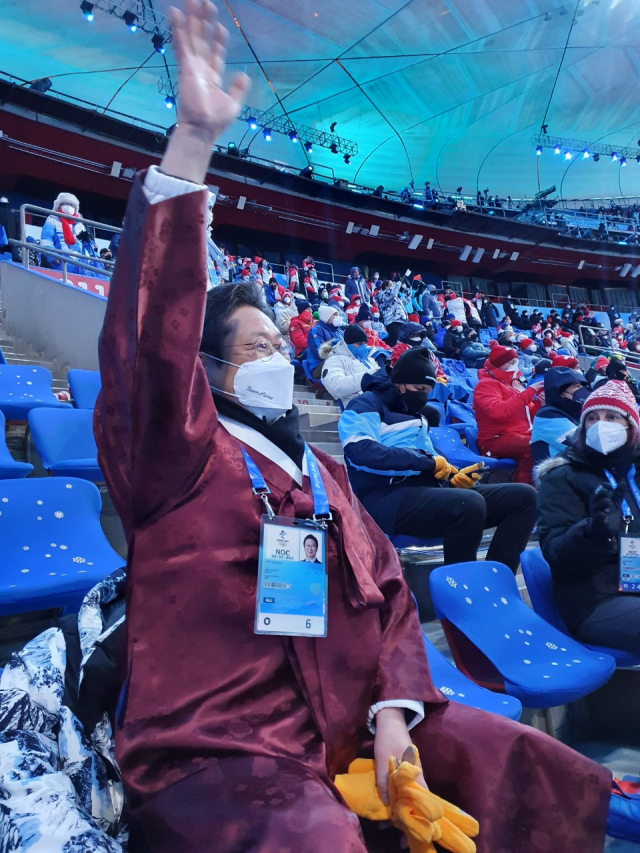 황희 문화체육관광부 장관이 지난 4일 오후 중국 베이징 국립경기장에서 열린 2022 베이징 동계올림픽 개회식에 한복을 입고 참석해 손을 흔들고 있다. 연합뉴스