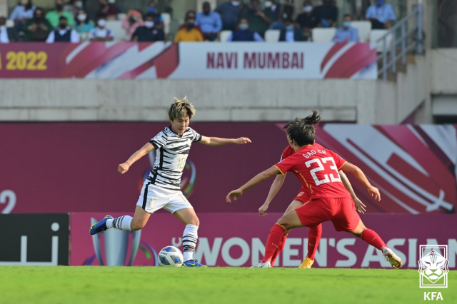 여자 축구대표팀의 지소연(왼쪽)이 6일 중국과의 AFC 아시안컵 결승전에서 슛을 노리고 있다. 사진 제공=대한축구협회