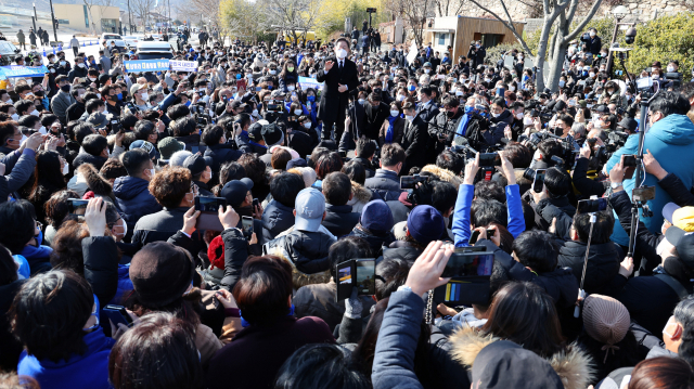 이재명 더불어민주당 대선 후보가 6일 경남 김해시 봉하마을을 찾아 지지자들 앞에서 즉석 연설을 하고 있다. / 연합 뉴스