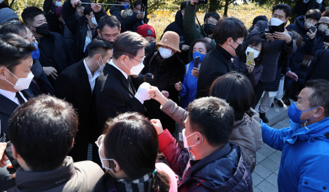 이재명 더불어민주당 대선 후보가 6일 경남 김해시 봉하마을을 찾아 지지자과 주먹 인사를 나누고 있다. / 연합뉴스