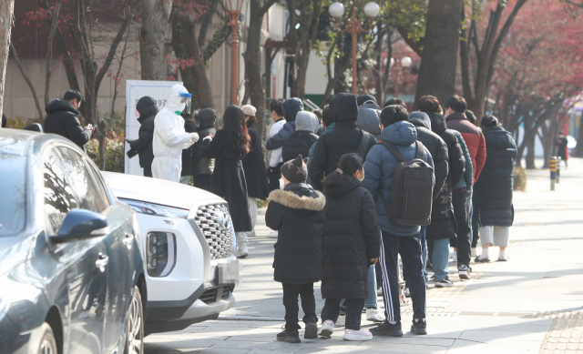 일요일인 6일 오후 대구 중구 국채보상공원 임시 선별검사소를 찾은 시민들이 도로까지 나와서 줄을 서고 있다. 사진 제공=연합뉴스