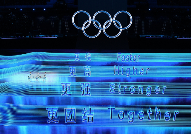 지난 4일 오후 중국 베이징 국립경기장에서 열린 2022 베이징 동계올림픽 개회식에서 오륜기가 입장하고 있다. /연합뉴스
