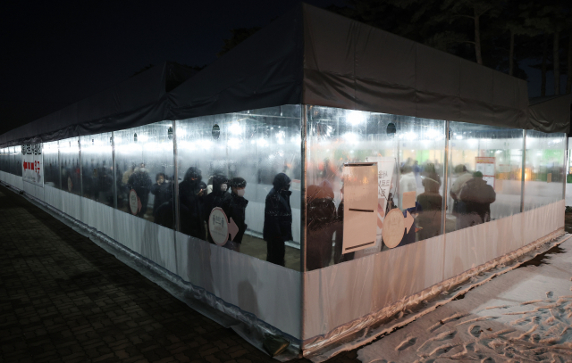 지난 2일 오후 서울 마포구 월드컵공원 평화광장에 마련된 임시 선별검사소에서 시민들이 코로나19 검사를 받기 위해 줄을 서 있다.연합뉴스