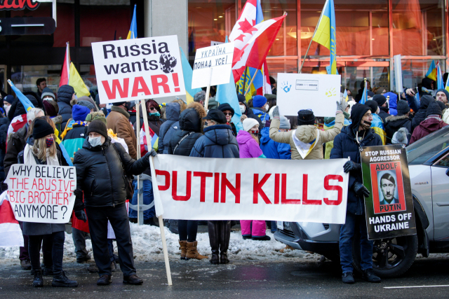 러시아의 우크라이나 침공 우려가 고조되는 가운데 6일(현지 시간) 캐나다 토론토의 러시아영사관 앞에서 우크라이나 지지 시위가 벌어지고 있다. 로이터연합뉴스