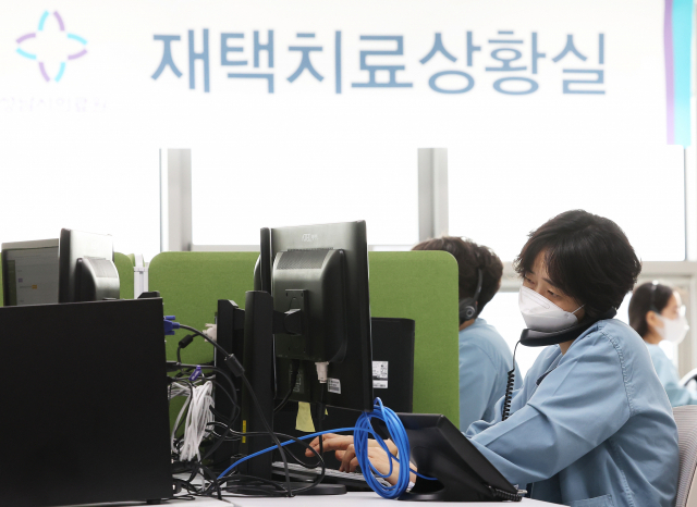 7일 오후 경기도 성남시의료원 재택치료상황실에서 의료진이 재택치료자 모니터링을 하고 있다. 연합뉴스