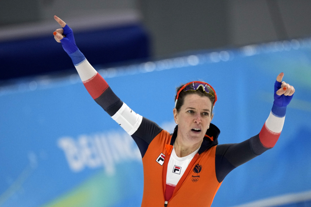 빙속 여자 1500m에서 우승한 뒤 세리머니 하는 이레인 뷔스트. AP연합뉴스