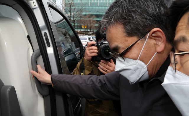 대장동 개발 사업자들의 편의를 봐주고 아들을 통해 수십억 원의 뇌물을 챙긴 혐의를 받는 곽상도 전 국회의원이 지난 4일 오후 서울중앙지법에서 영장실질심사 후 차에 타고 있다. /연합뉴스