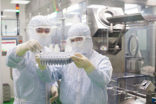 SK바이오사이언스 직원이 경북 안동 L하우스에서 생산된 노바백스 코로나19 백신 ‘뉴백소비드’를 검수하고 있다. 사진 제공=SK바이오사이언스