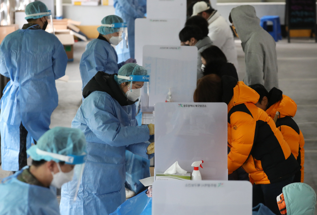 7일 오전 코로나19 선별진료소에서 의료진이 신속항원검사를 하는 시민들을 안내하고 있다. /연합뉴스